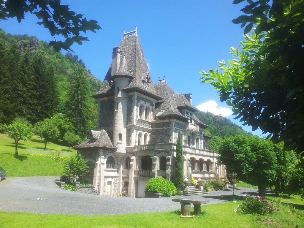 Le Terrondou Hotel Vic-sur-Cere Exterior photo